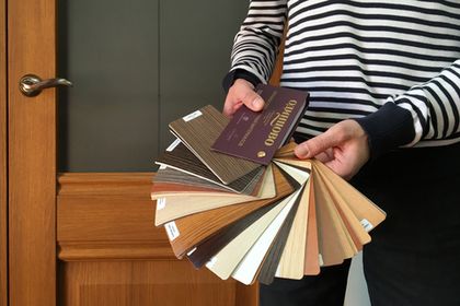 Выезд замерщика дверей с образцами покрытия