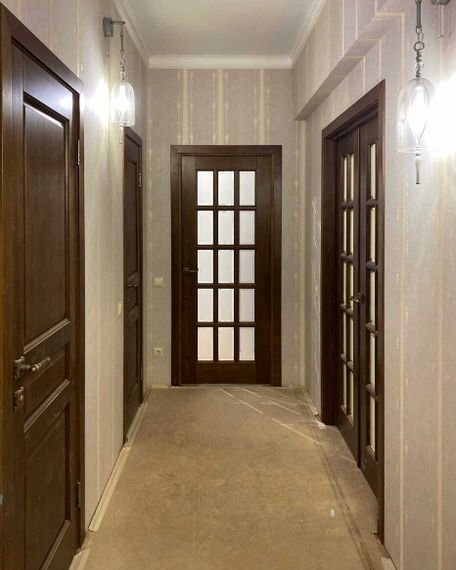 Фотография межкомнатных дверей из массива ольхи ОКА Валенсия глухая и Лондон 2 со стеклом античный орех после нашего монтажа