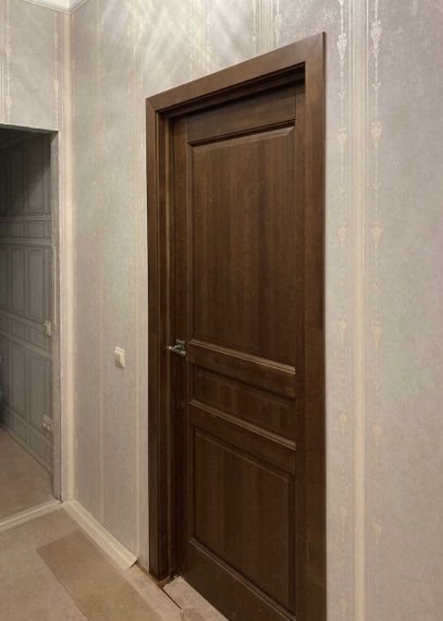 Фотография межкомнатной двери из массива ольхи ОКА Валенсия античный орех глухая после нашего монтажа