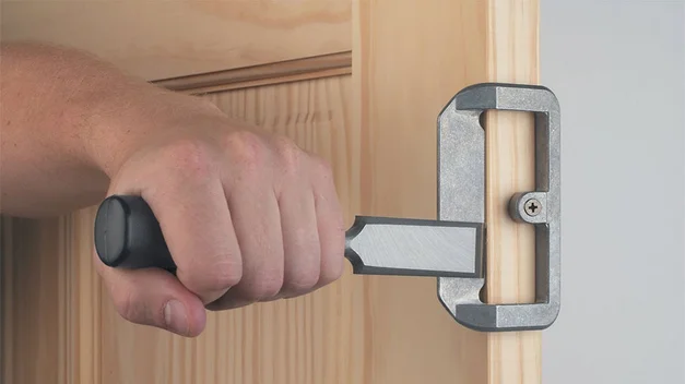 На каком расстоянии ставятся петли на дверь?