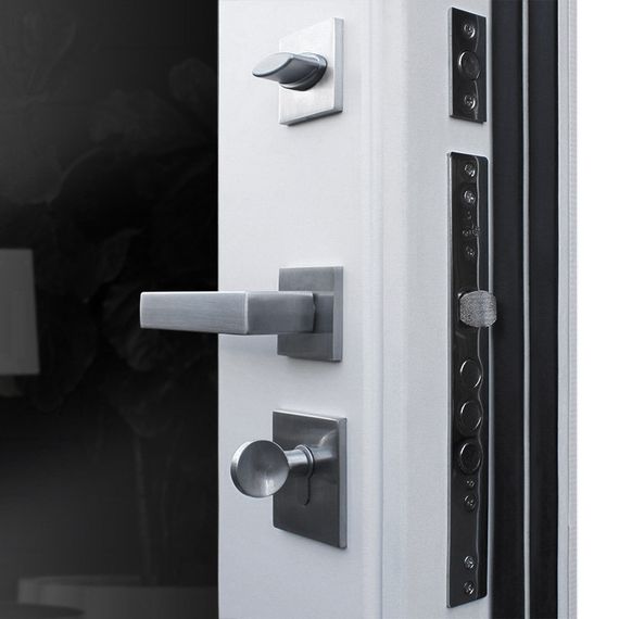 Входная дверь Эверест белая с зеркалом внутри