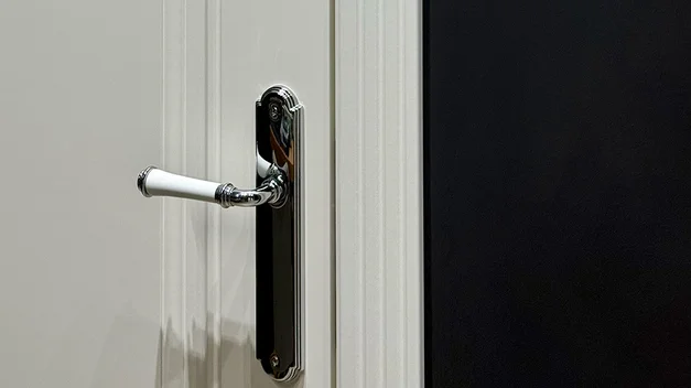 Уход за эмалевыми дверями