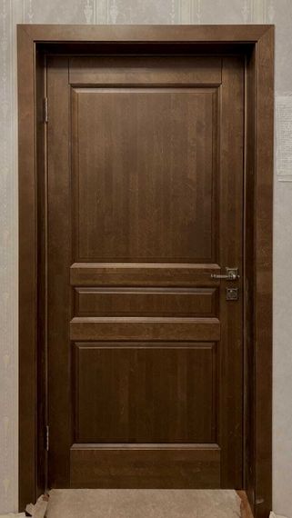 Фотография межкомнатной двери из массива ольхи ОКА Валенсия античный орех глухая после нашего монтажа