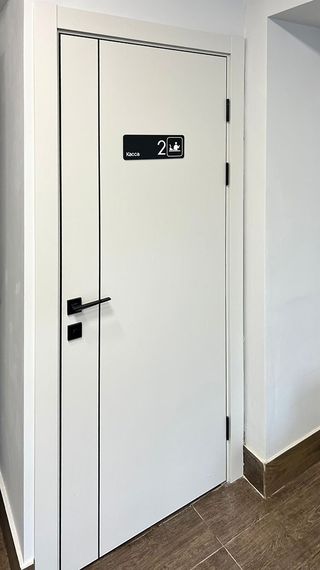 Межкомнатная белая дверь ПЭТ P-21 кромка ABS черная молдинг